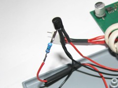 Spannungsregler und LED-Vorwiederstand zur anpassung der Spannung für die LEDs.